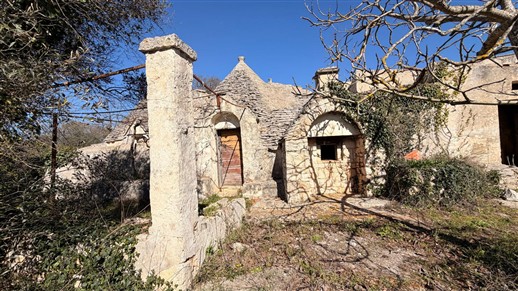 Corpo Di Trulli Con Fabbricati